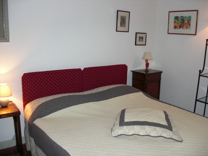 La chambre Bourboulenc
lit en 160 x 200 (possibilité 2 fois 80 avec supplément de 10 E pour les 2  lits séparés)